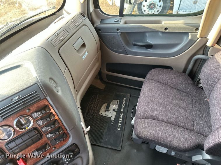 image for item DV0605 2015 Freightliner  Cascadia 125 semi truck