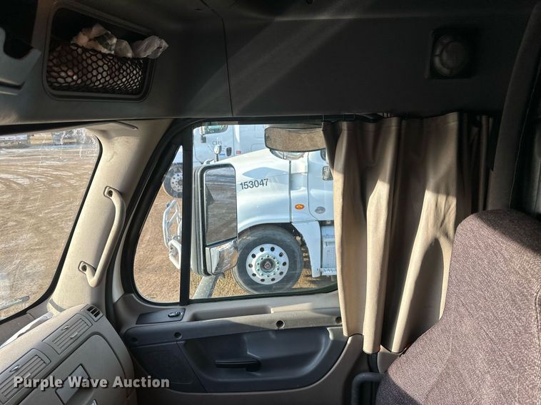 image for item DV0605 2015 Freightliner  Cascadia 125 semi truck