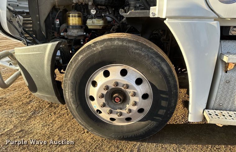 image for item DV0605 2015 Freightliner  Cascadia 125 semi truck