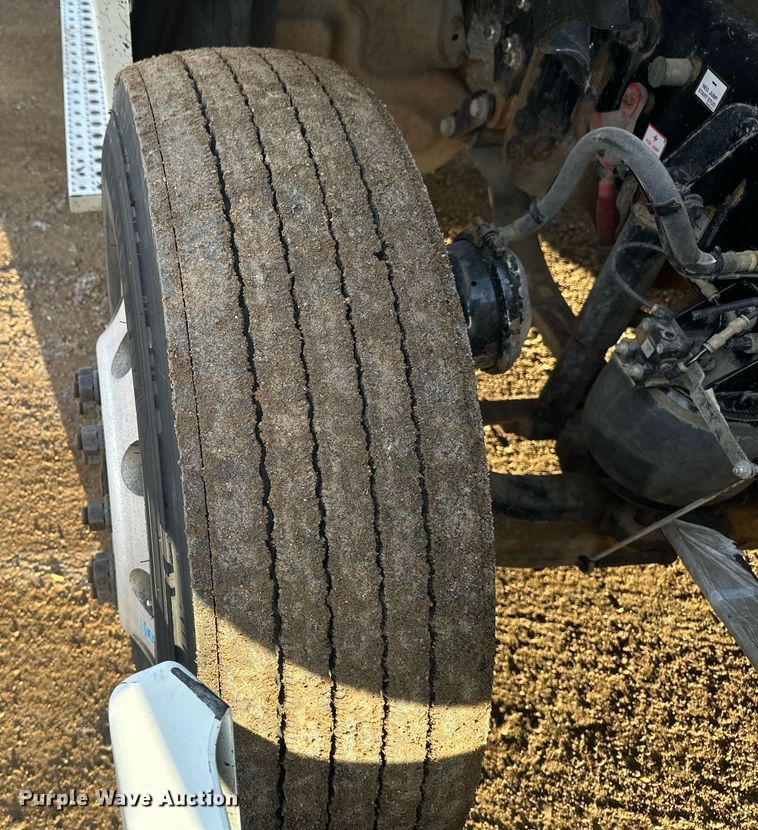 image for item DV0605 2015 Freightliner  Cascadia 125 semi truck