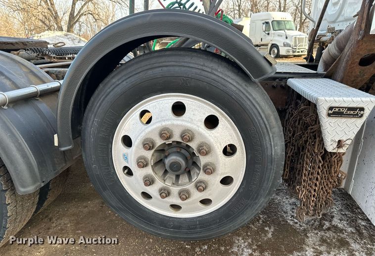 image for item DV0605 2015 Freightliner  Cascadia 125 semi truck