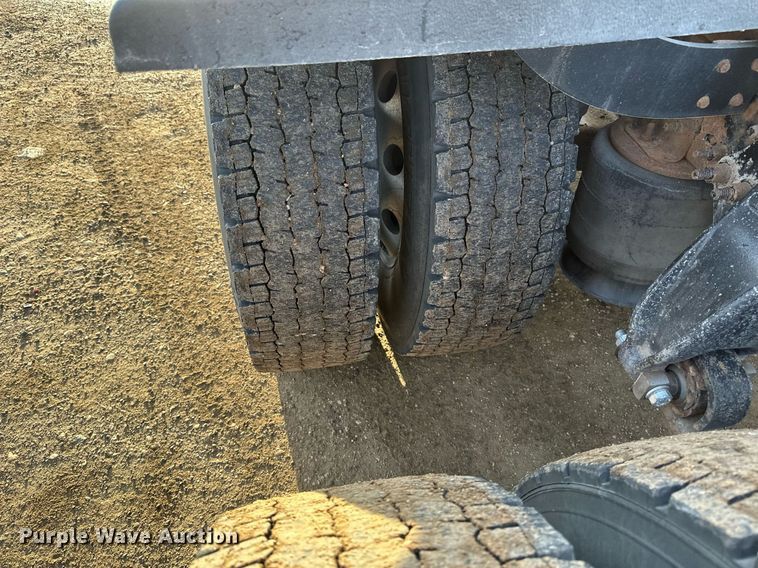 image for item DV0605 2015 Freightliner  Cascadia 125 semi truck