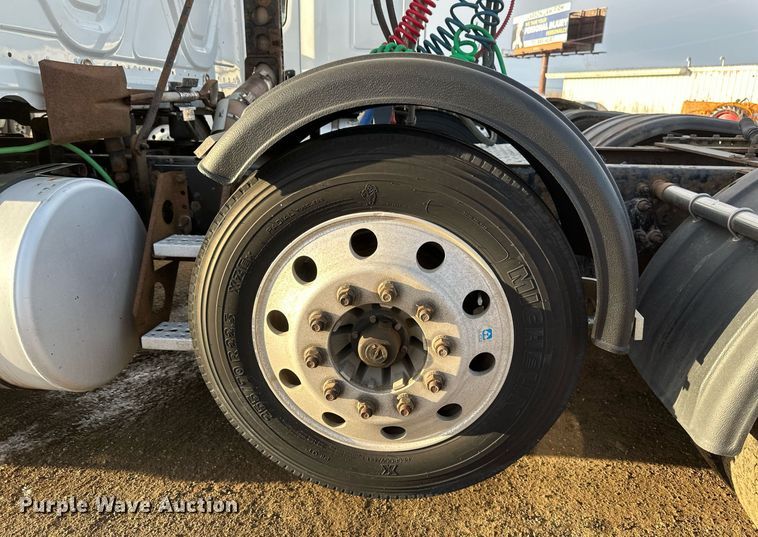 image for item DV0605 2015 Freightliner  Cascadia 125 semi truck