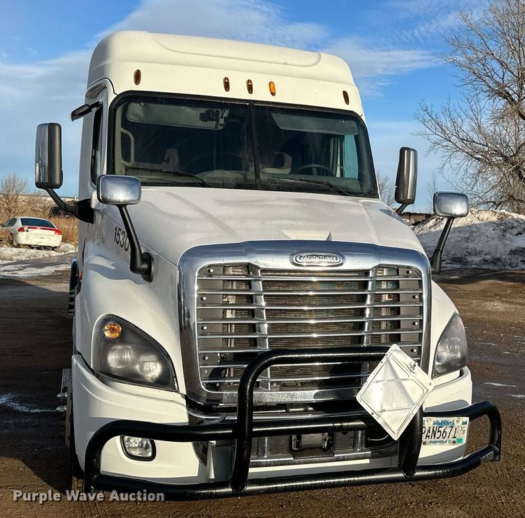 image for item DV0606 2015 Freightliner  Cascadia 125 semi truck