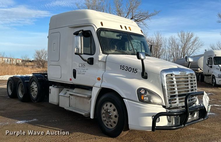image for item DV0606 2015 Freightliner  Cascadia 125 semi truck