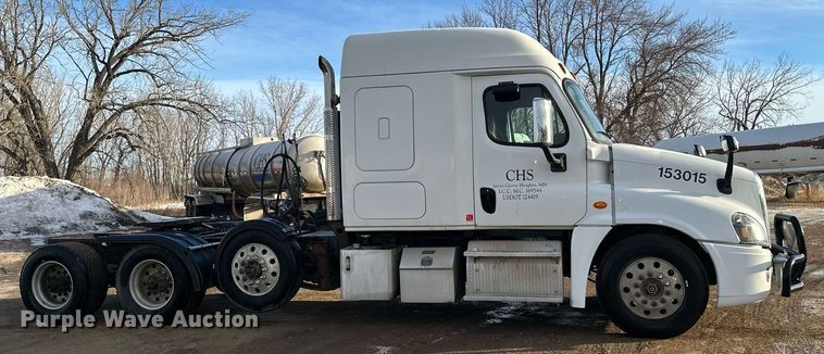 image for item DV0606 2015 Freightliner  Cascadia 125 semi truck