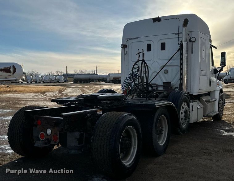 image for item DV0606 2015 Freightliner  Cascadia 125 semi truck