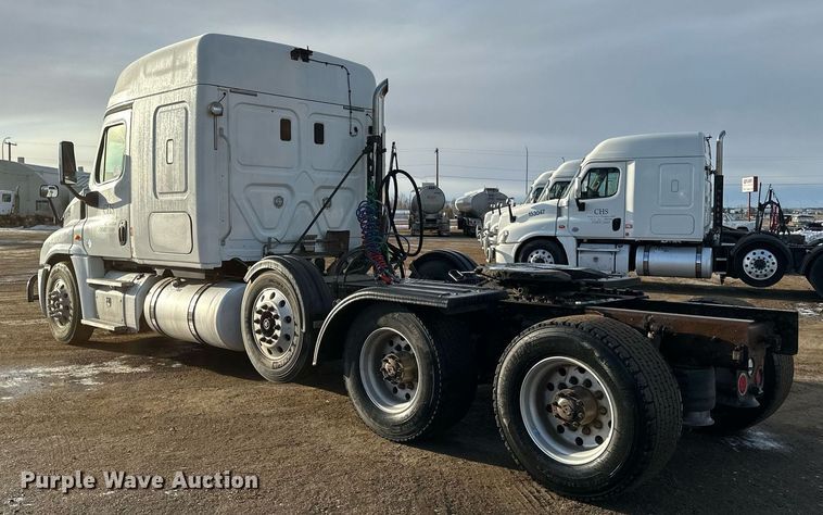 image for item DV0606 2015 Freightliner  Cascadia 125 semi truck
