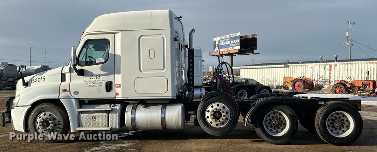 image for item DV0606 2015 Freightliner  Cascadia 125 semi truck