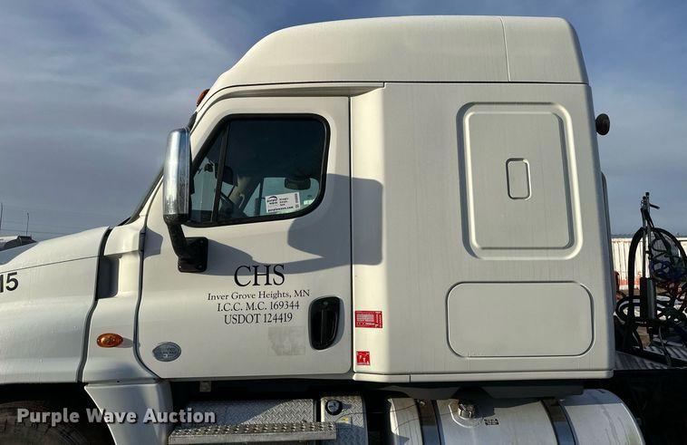 image for item DV0606 2015 Freightliner  Cascadia 125 semi truck
