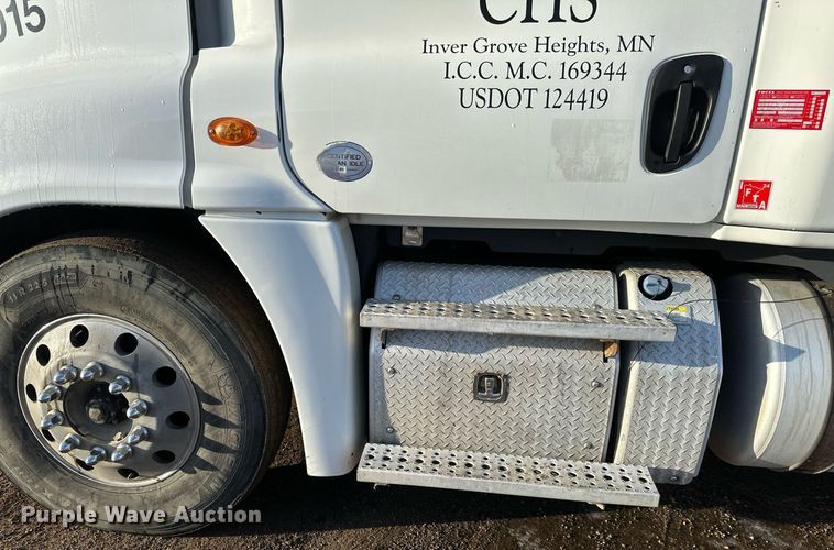 image for item DV0606 2015 Freightliner  Cascadia 125 semi truck