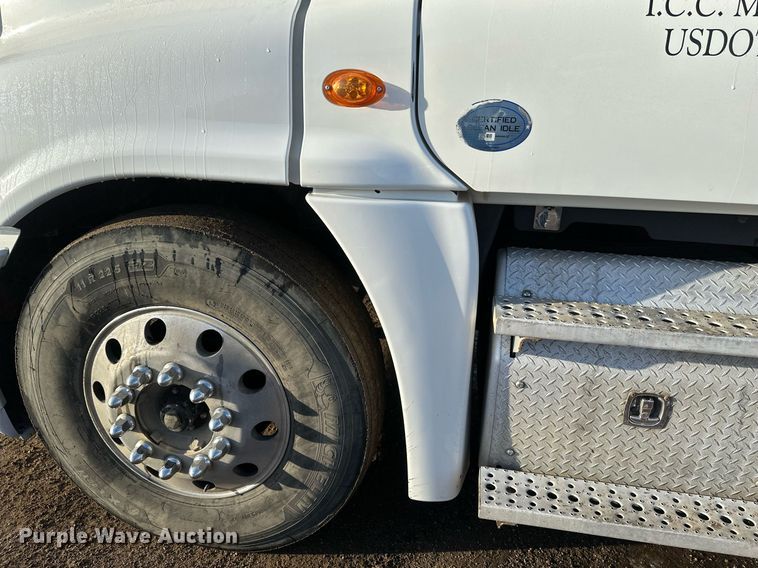 image for item DV0606 2015 Freightliner  Cascadia 125 semi truck