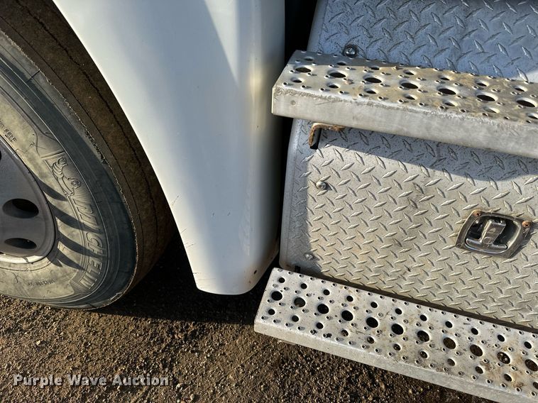 image for item DV0606 2015 Freightliner  Cascadia 125 semi truck