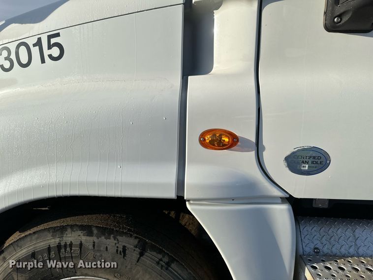 image for item DV0606 2015 Freightliner  Cascadia 125 semi truck