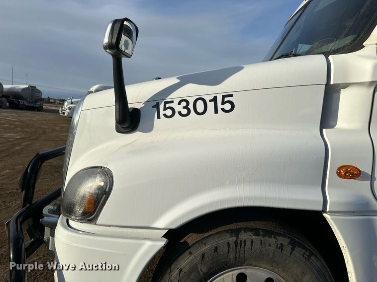 image for item DV0606 2015 Freightliner  Cascadia 125 semi truck