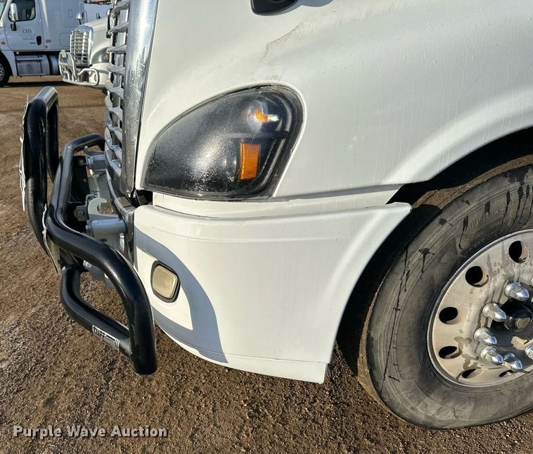 image for item DV0606 2015 Freightliner  Cascadia 125 semi truck