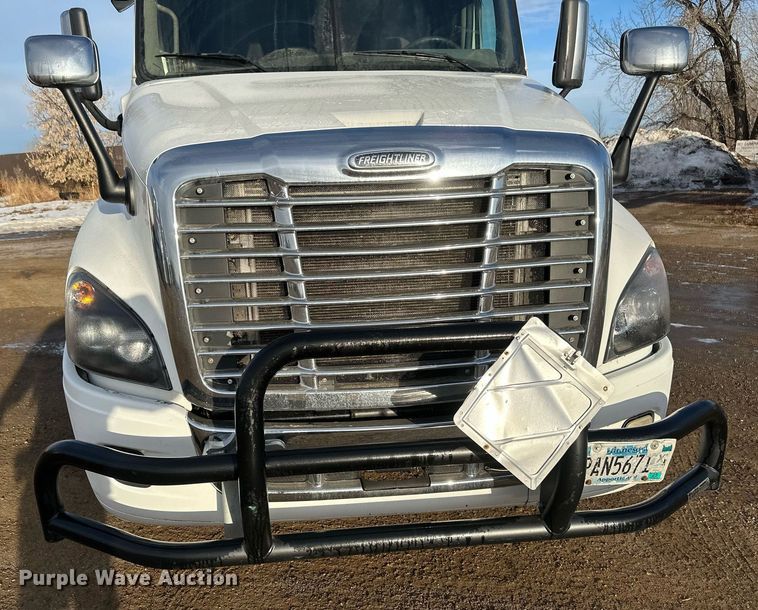 image for item DV0606 2015 Freightliner  Cascadia 125 semi truck