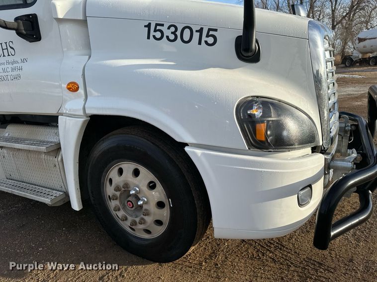 image for item DV0606 2015 Freightliner  Cascadia 125 semi truck