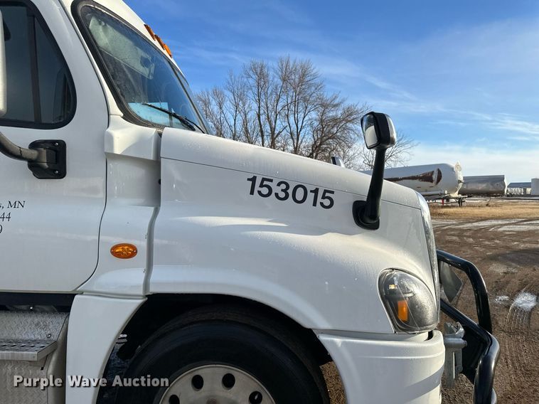 image for item DV0606 2015 Freightliner  Cascadia 125 semi truck