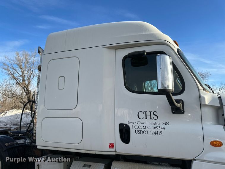 image for item DV0606 2015 Freightliner  Cascadia 125 semi truck