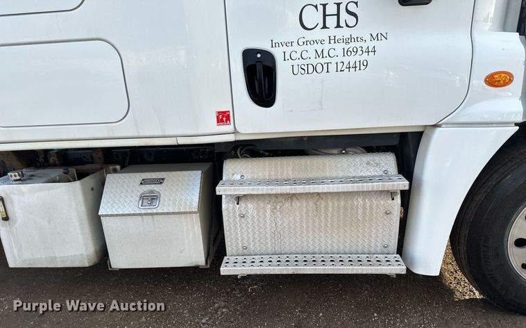 image for item DV0606 2015 Freightliner  Cascadia 125 semi truck