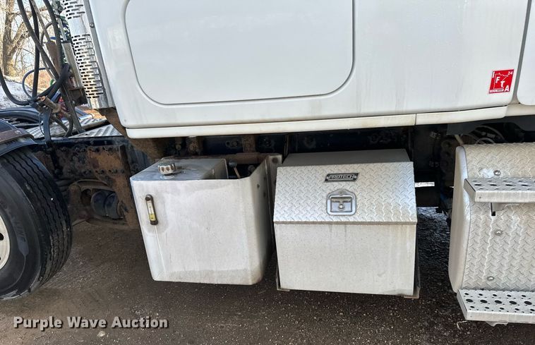 image for item DV0606 2015 Freightliner  Cascadia 125 semi truck