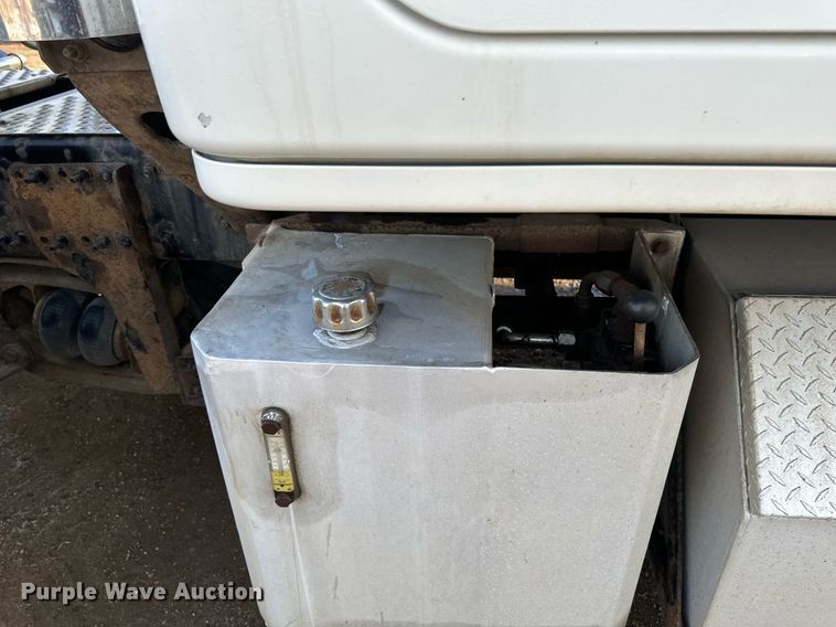 image for item DV0606 2015 Freightliner  Cascadia 125 semi truck