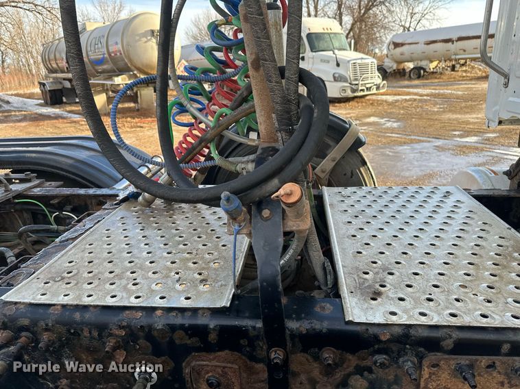 image for item DV0606 2015 Freightliner  Cascadia 125 semi truck