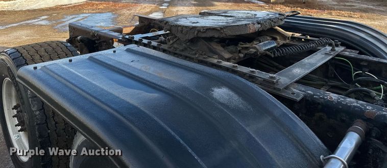 image for item DV0606 2015 Freightliner  Cascadia 125 semi truck