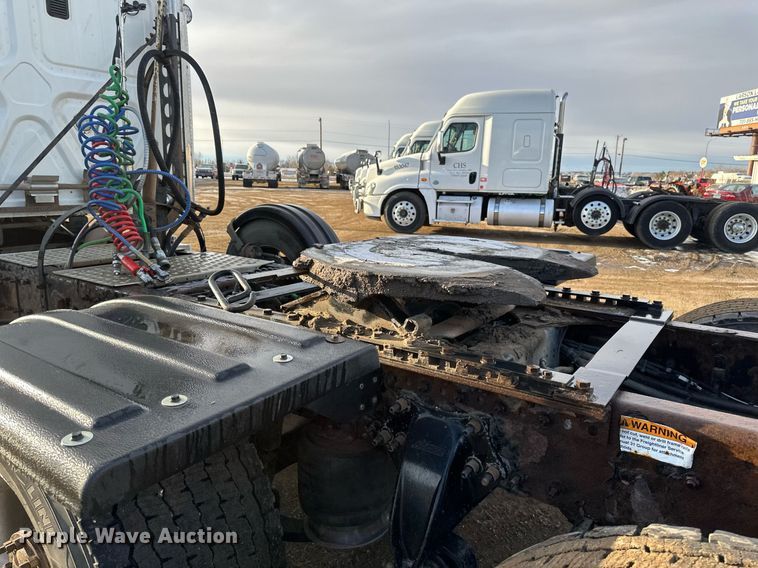 image for item DV0606 2015 Freightliner  Cascadia 125 semi truck