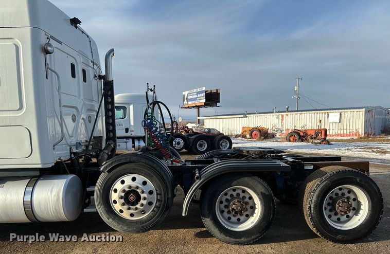 image for item DV0606 2015 Freightliner  Cascadia 125 semi truck