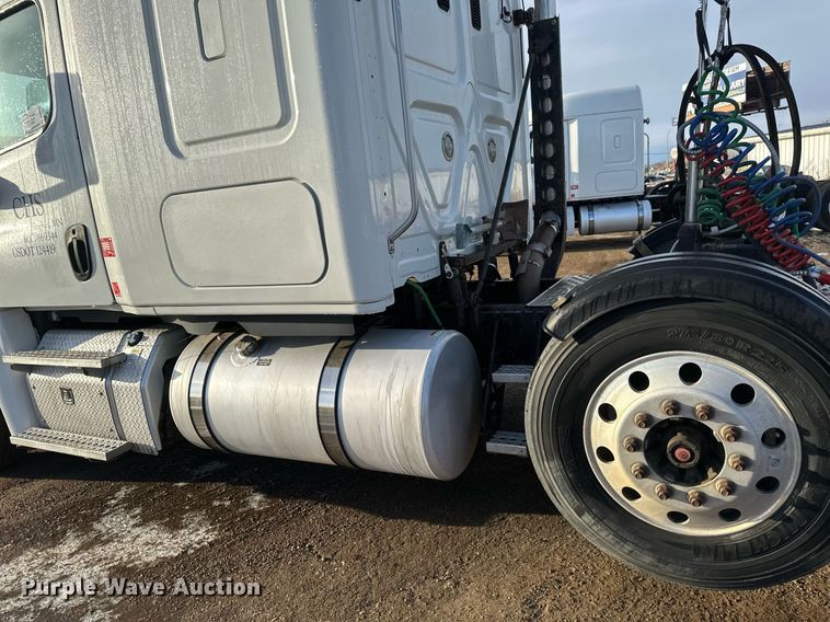 image for item DV0606 2015 Freightliner  Cascadia 125 semi truck