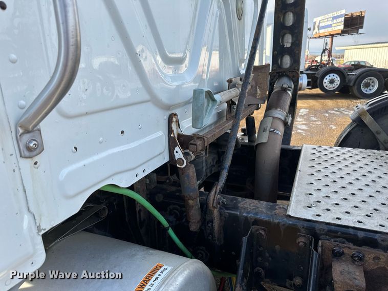 image for item DV0606 2015 Freightliner  Cascadia 125 semi truck