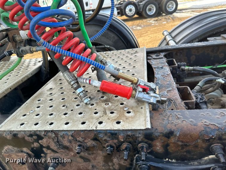 image for item DV0606 2015 Freightliner  Cascadia 125 semi truck