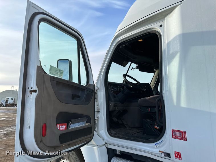 image for item DV0606 2015 Freightliner  Cascadia 125 semi truck