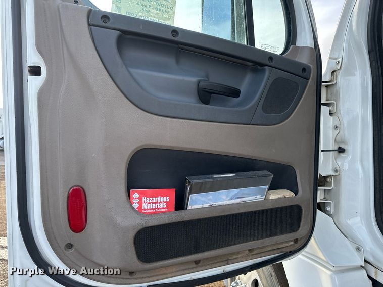 image for item DV0606 2015 Freightliner  Cascadia 125 semi truck