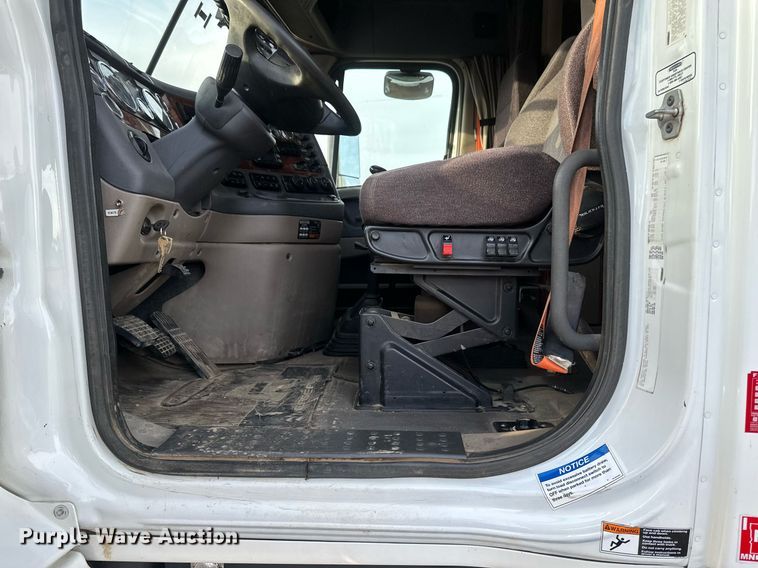 image for item DV0606 2015 Freightliner  Cascadia 125 semi truck