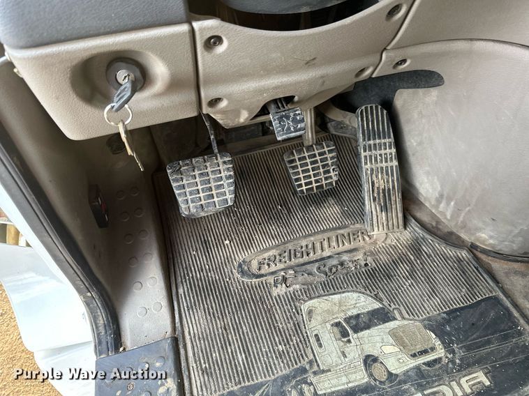 image for item DV0606 2015 Freightliner  Cascadia 125 semi truck