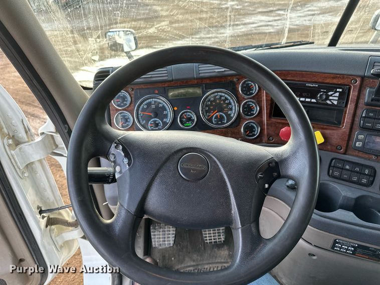 image for item DV0606 2015 Freightliner  Cascadia 125 semi truck