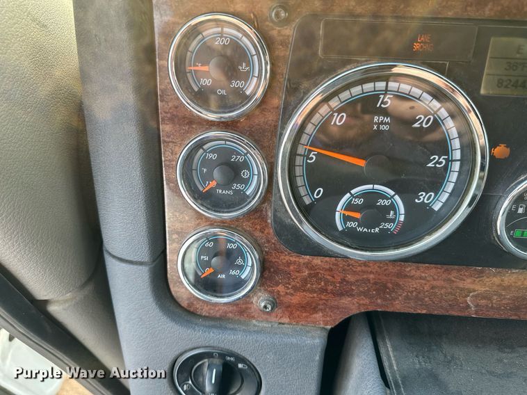 image for item DV0606 2015 Freightliner  Cascadia 125 semi truck