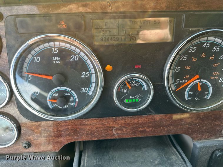 image for item DV0606 2015 Freightliner  Cascadia 125 semi truck