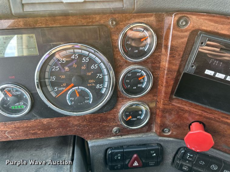 image for item DV0606 2015 Freightliner  Cascadia 125 semi truck