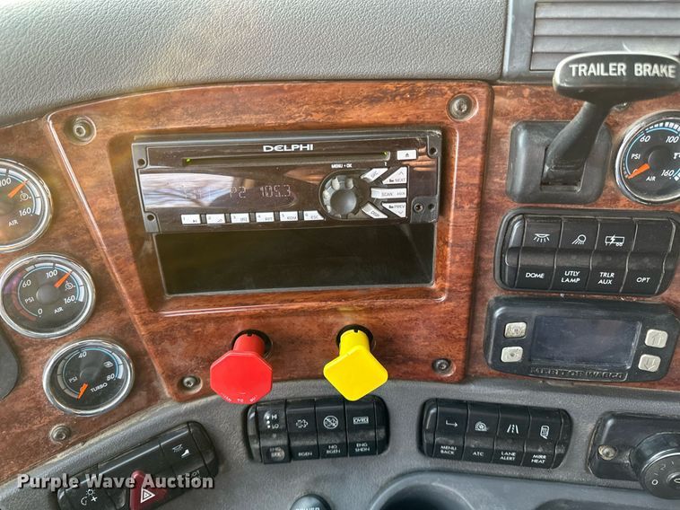 image for item DV0606 2015 Freightliner  Cascadia 125 semi truck