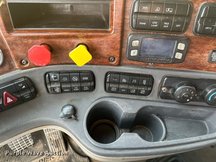 image for item DV0606 2015 Freightliner  Cascadia 125 semi truck