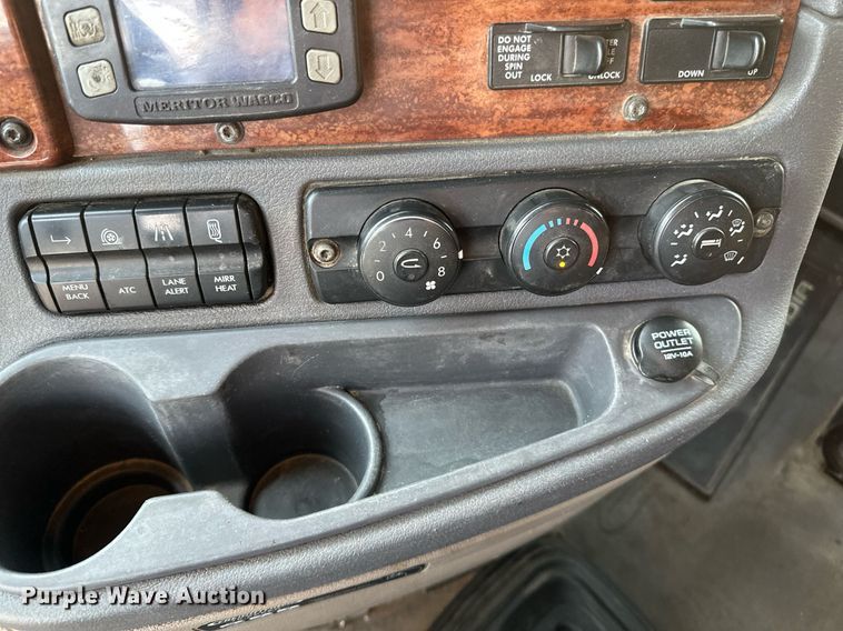 image for item DV0606 2015 Freightliner  Cascadia 125 semi truck