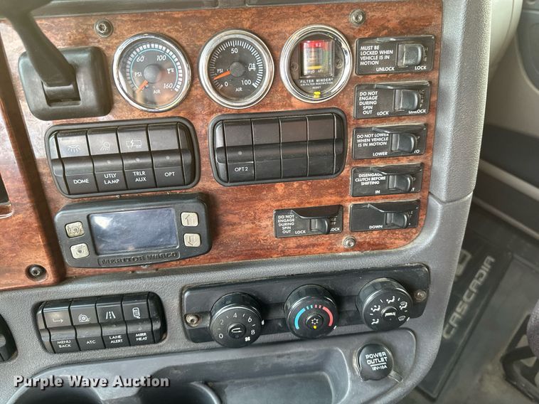 image for item DV0606 2015 Freightliner  Cascadia 125 semi truck