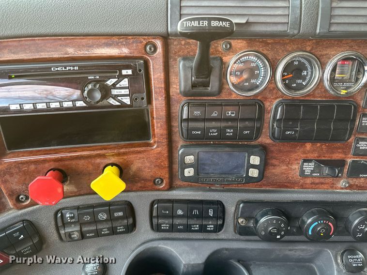 image for item DV0606 2015 Freightliner  Cascadia 125 semi truck