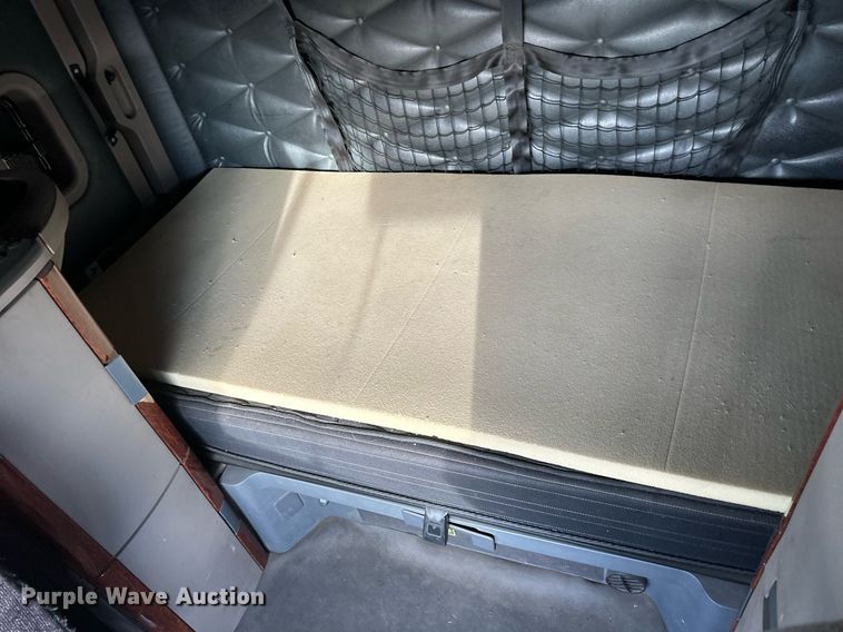 image for item DV0606 2015 Freightliner  Cascadia 125 semi truck