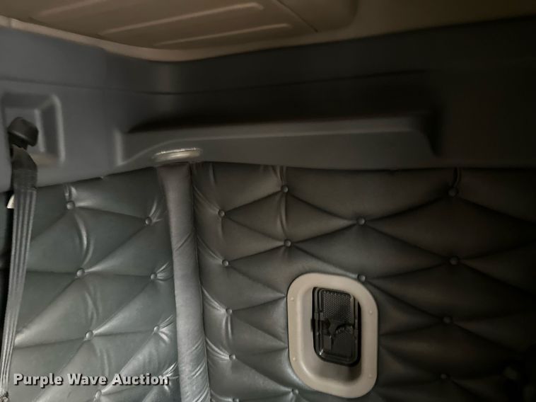 image for item DV0606 2015 Freightliner  Cascadia 125 semi truck