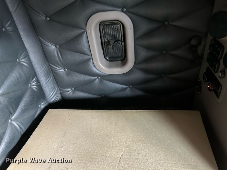 image for item DV0606 2015 Freightliner  Cascadia 125 semi truck